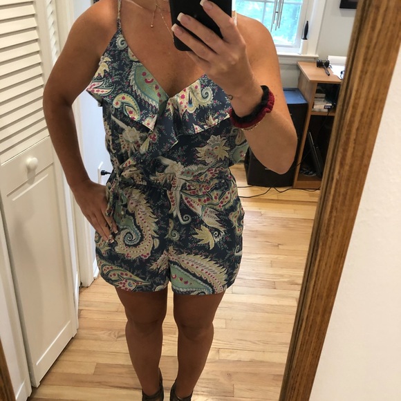 Flattering Fun Summer Romper.  ☀️Size Small! - Picture 2 of 8